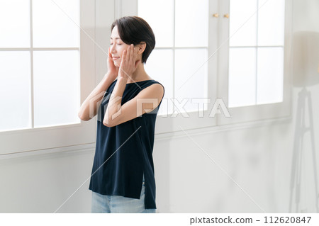 30多歲的女人覺得皮膚濕潤 112620847