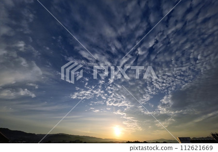 清爽的早晨天空，有各種雲彩，初夏，超廣角，天空為主，230605am 112621669