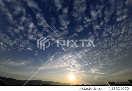清爽的早晨天空，有各種雲彩，初夏，超廣角，天空為主，230605am 112621670