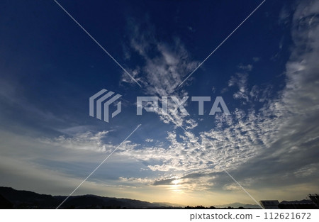 清爽的早晨天空，有各種雲彩，初夏，超廣角，天空為主，230605am 112621672