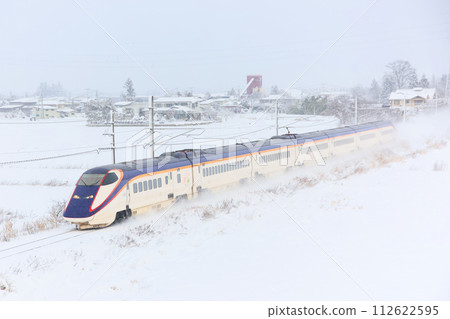 山形新幹線 E3 系列 2000 系列在積雪中運行 112622595