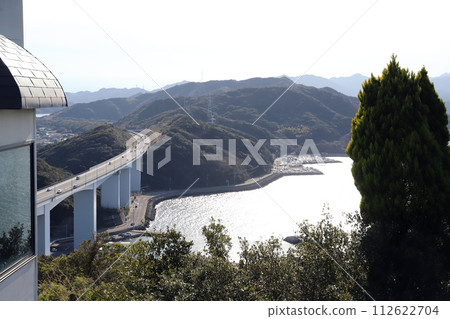 從鳴門公園鳴門山展望台看到的神戶淡路鳴門高速公路（德島縣大鳴門橋） 112622704
