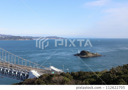 從鳴門公園鳴門山展望台看到的飛島（德島縣大鳴門大橋） 112622705