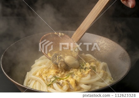 牡蠣蛋紅燒烏龍麵(附湯匙餡) 牡蠣蛋紅燒烏龍麵(附湯匙餡) 112623328