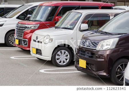 在停車場排隊的汽車 在停車場排隊的汽車 112623341