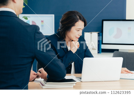 見面的女商人 112623395