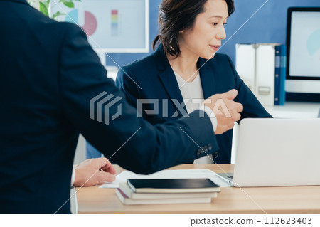 Business woman to meet 112623403