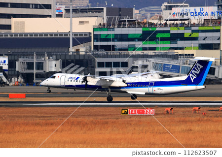 大阪國際機場 ANA 龐巴迪 DHC8-Q400 螺旋槳飛機著陸準備 Skypark 大阪國際機場 ANA 龐巴迪 DHC8-Q400 螺旋槳飛機著陸準備 Skypark 112623507