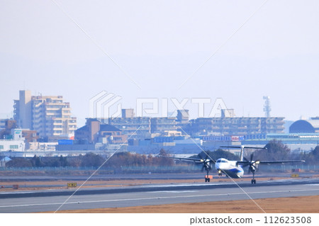 大阪國際機場 ANA 龐巴迪 DHC8-Q400 螺旋槳飛機著陸準備 Skypark 大阪國際機場 ANA 龐巴迪 DHC8-Q400 螺旋槳飛機著陸準備 Skypark 112623508