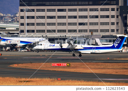 大阪國際機場 ANA 龐巴迪 DHC8-Q400 螺旋槳飛機著陸準備 Skypark 大阪國際機場 ANA 龐巴迪 DHC8-Q400 螺旋槳飛機著陸準備 Skypark 112623543