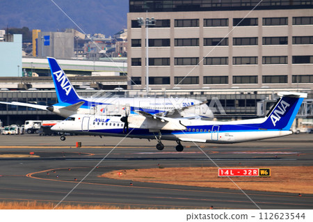 大阪國際機場 ANA 龐巴迪 DHC8-Q400 螺旋槳飛機著陸準備 Skypark 大阪國際機場 ANA 龐巴迪 DHC8-Q400 螺旋槳飛機著陸準備 Skypark 112623544