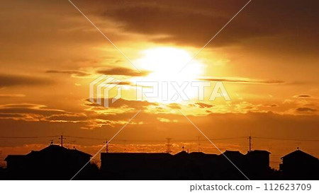 金色的雲夕陽的天空 金色的雲夕陽的天空 112623709