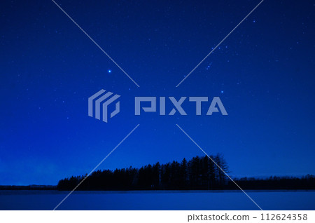 Jupiter and Orion-1 in the snowy field and night sky of Hokkaido 112624358