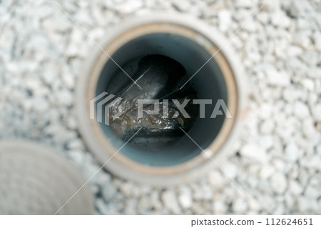 打開污水池的蓋子 打開污水池的蓋子 112624651