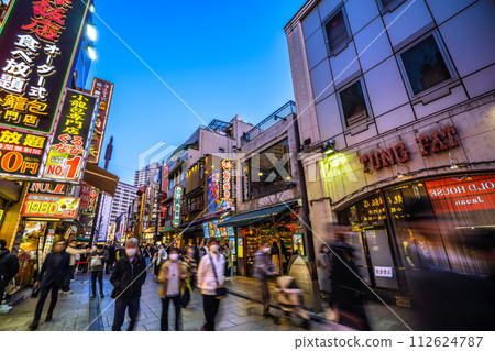 日本橫濱市三月的城市景觀：橫濱唐人街擠滿了遊客。與冠狀病毒爆發前相同... = 15 日 112624787