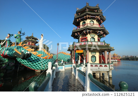 Taiwan Spring and Autumn Palace and Dragon Statue 112625121
