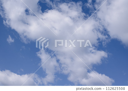漂浮在藍天上的雲彩 漂浮在藍天上的雲彩 112625508