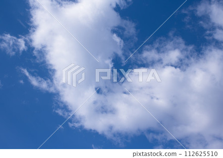 漂浮在藍天上的雲彩 漂浮在藍天上的雲彩 112625510