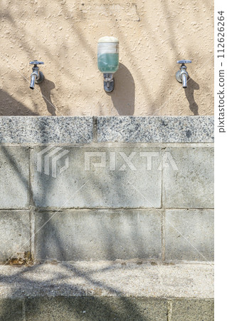 Patterns on the walls of various buildings in the city 112626264