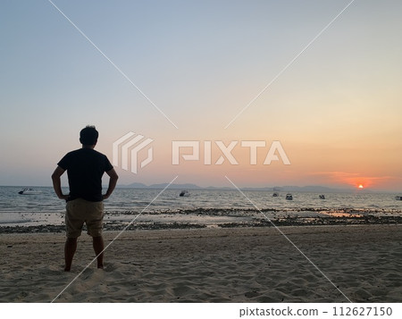 男人在海灘上看日落 男人在海灘上看日落 112627150