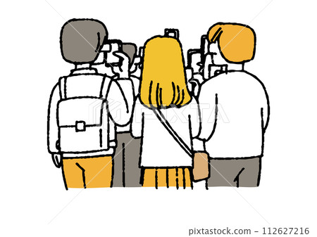 圍觀者用智慧型手機拍照（後面視圖） 112627216