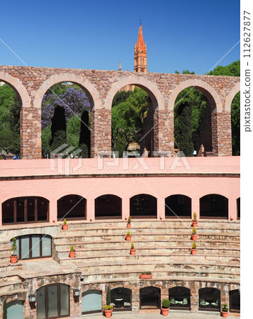 墨西哥薩卡特卡斯一座經過翻修的鬥牛場內的飯店 墨西哥薩卡特卡斯一座經過翻修的鬥牛場內的飯店 112627877