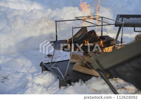 冬季露營雪地營火圖片素材 112628092