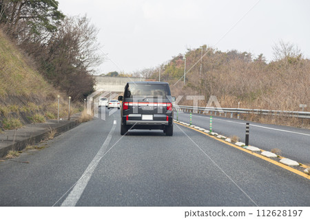 在雙向道路上行駛的汽車 在雙向道路上行駛的汽車 112628197