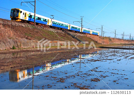 E257系列500系列在水鏡中閃閃發光。 112630113