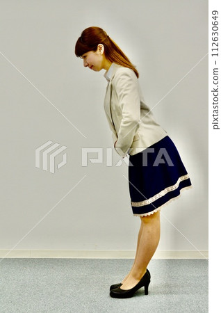 お辞儀をする女性 112630649