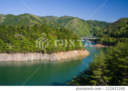 Fresh green scenery of Tosenkyo Kanayama Lake in Gifu Prefecture [View from Mase Ohashi Bridge] 112631268