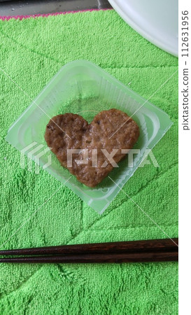 heart-shaped frozen hamburger 112631956