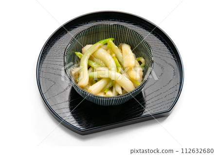 東北地區的蔬菜,用醋和味噌調味的廣子 東北地區的蔬菜,用醋和味噌調味的廣子 112632680