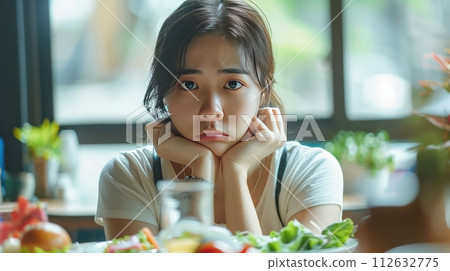 Dieting healthy young woman, having temptation hungry of food 112632775