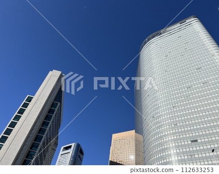 Skyscraper that shines in the blue sky Skyscraper that shines in the blue sky 112633253