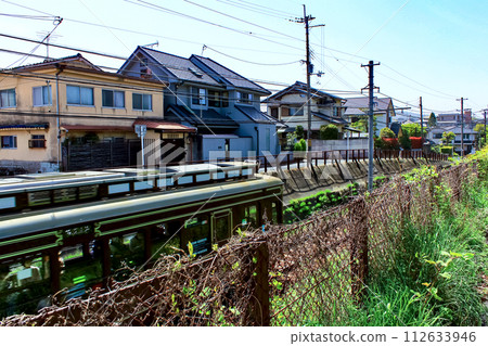 [Kyoto] Spring Randen: Retro train heading from Omuro-Ninnaji Station to Utano Station 112633946