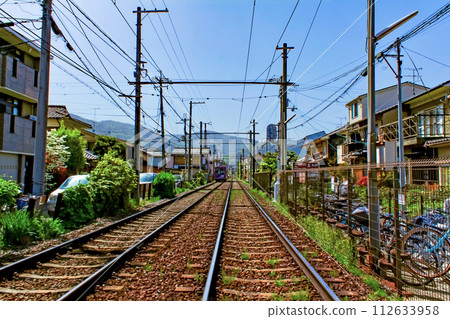 [京都] 春天的車織神社 - 從車織神社站看到的嵐電和山脈 112633958