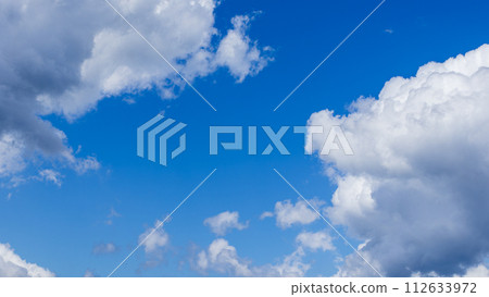 Many clouds flowing in the midsummer blue sky Many clouds flowing in the midsummer blue sky 112633972