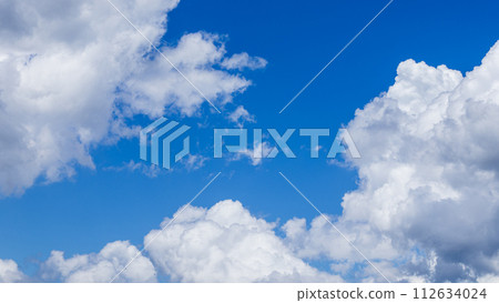 許多雲在盛夏的藍天上流動 112634024