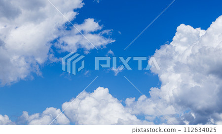許多雲在盛夏的藍天上流動 112634025