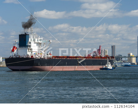 Cargo ship moving through Osaka Port 112634104