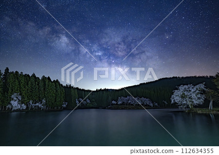 Milky Way and Nakako Cherry Blossoms 112634355