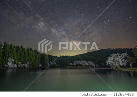 Milky Way and Nakako Cherry Blossoms 112634438