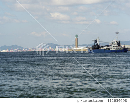 穿越大阪港的船隻和神戶港的風景 112634698