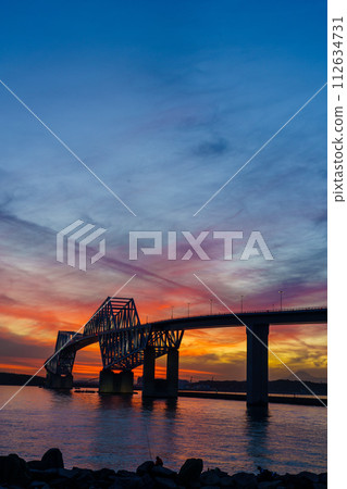 七色夜空下的東京京門大橋 112634731