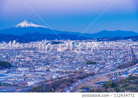 （靜岡縣）靜岡市街景、東名高速公路、富士山夜景 112634772