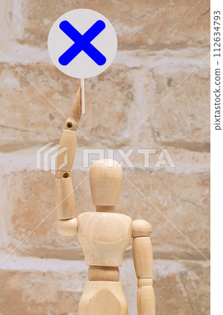 拿著十字板的繪圖娃娃 112634793