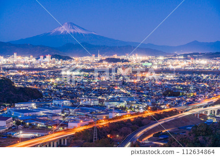 (Shizuoka Prefecture) Cityscape of Shizuoka City, Tomei Expressway, Mt. Fuji night view 112634864