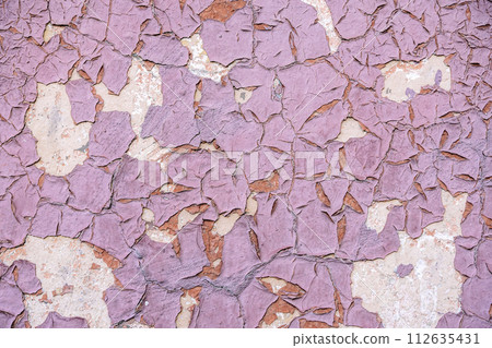 Old peeling paint background. Old flakes pink paint texture wall surface 112635431