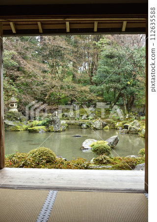 從書院內看雨中的蓮華寺 從書院內看雨中的蓮華寺 112635588